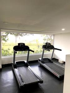 dos máquinas de cinta de correr en un gimnasio con ventana en Hermoso apartamento familiar /acceso directo a la playa. Morros 3, en Cartagena de Indias
