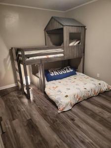 Postel nebo postele na pokoji v ubytování 3 Bedroom Cozy Home Minutes From Tims Ford Lake