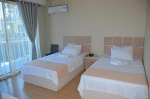Postel nebo postele na pokoji v ubytování Legacy Hotel + 28 fotografií