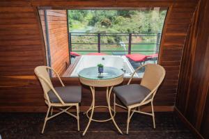 Rõdu või terrass majutusasutuses Glamping The Mountain