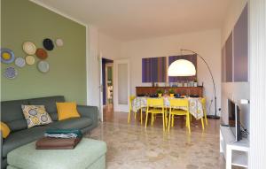- un salon avec un canapé et une table dans l'établissement 2 Bedroom Lovely Apartment In Chiavari, à Chiavari