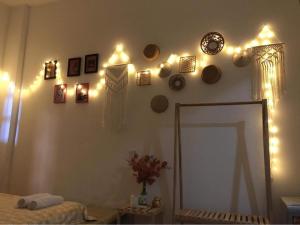 Postel nebo postele na pokoji v ubytování Hệ thống MylaHome - Chi nhánh Ks Kim Châu