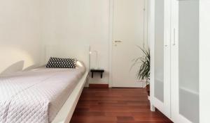 Postel nebo postele na pokoji v ubytování Take It Easy Roma Guest House