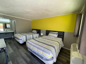Katil atau katil-katil dalam bilik di Belle Aire Motel