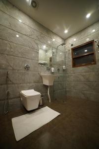 uma casa de banho com um WC e um lavatório em Hotel Elite em Amritsar