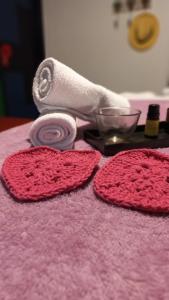 two red towels on a pink table with a towel at Pitaya Suítes in Cunha