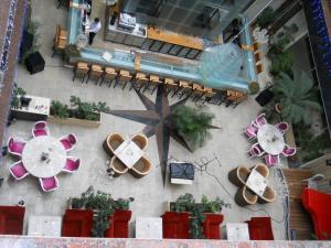 Mark Plaza Hotel في نيكولايف: اطلالة علوية على مطعم به طاولات وكراسي