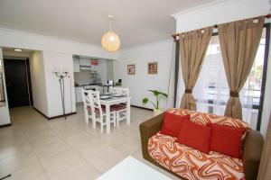 Una sala de estar y una cocina con un sofá y una mesa. en A & P, en Santa Fe