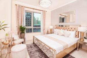 Un dormitorio blanco con una cama grande y una ventana. en Elite Royal Apartment - Full Burj Khalifa & Fountain View - Signature - 2 bedrooms & 1 open bedroom without partition, en Dubái