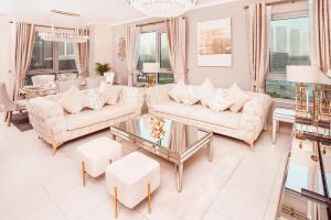 Una sala de estar con dos sofás y una mesa. en Elite Royal Apartment - Full Burj Khalifa & Fountain View - Signature - 2 bedrooms & 1 open bedroom without partition, en Dubái