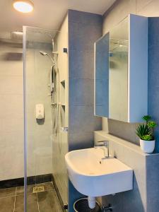 A bathroom at KEEN Suites-Jesselton Quay