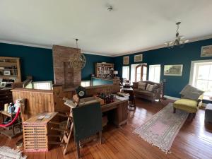 sala de estar con paredes azules y escritorio en Royal Portrush Golfing Accommodation at The Flax Mill, en Coleraine
