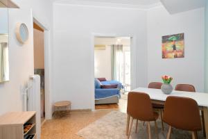 salon ze stołem i krzesłami w obiekcie Venias Two-Bedroom apartment Kallimarmaro and Zappeio area w Atenach