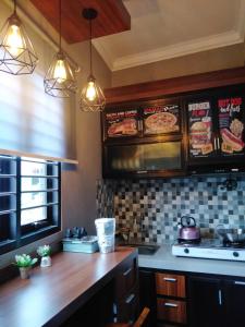 eine Küche mit einer hölzernen Arbeitsplatte in der Unterkunft Family Villa C37 Batu in Batu + 29 Fotos