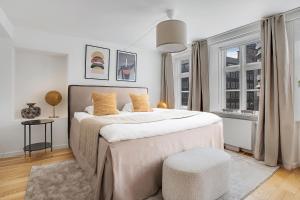 哥本哈根Sanders Regent - Precious One-Bedroom Apartment Near Central Square的一间带大床和窗户的卧室