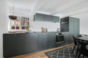 Sanders Regent - Precious One-Bedroom Apartment Near Central Square的厨房或小厨房