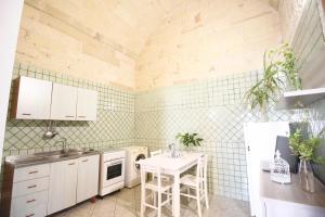 Kuchyňa alebo kuchynka v ubytovaní Casa Camoro a 150 mt dal mare