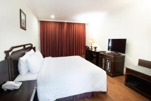 Una cama o camas en una habitación de Halong Pearl Hotel