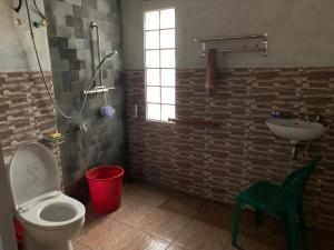 Homestay Jemiran في Sermo: حمام مع مرحاض ومغسلة