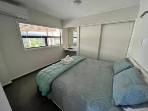 1 dormitorio con cama y ventana en Flat Rock, en Lake Tekapo