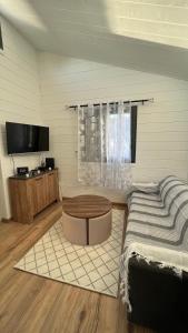 ein Wohnzimmer mit einem Sofa und einem Couchtisch in der Unterkunft LA KAZ A CHOUTE in Saint-Louis