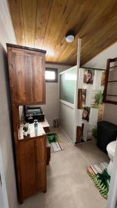 Zimmer mit einem Schreibtisch und einem TV. in der Unterkunft LA KAZ A CHOUTE in Saint-Louis