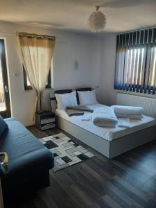 Giường trong phòng chung tại Apartamente Ambrus E Studio 21 Praid