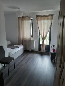Giường trong phòng chung tại Apartamente Ambrus E Studio 21 Praid