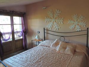 een slaapkamer met een bed met een muurschildering van sneeuwvlokken bij Il Cipresso del Gallo in Montecatini Terme