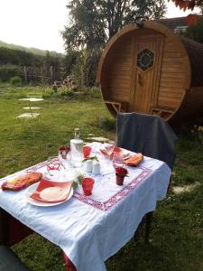 - une table de pique-nique avec de la nourriture et un tonneau dans l'établissement LES TONNEAUX DE L'EURE LOGEMENT INSOLITE, à Neuilly