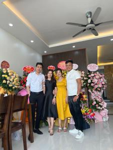 un grupo de personas posando para una foto en una boda en An Cường Hotel en Sầm Sơn