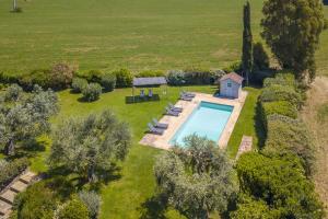 an overhead view of a swimming pool in a yard at Chalet Vignarola in Orbetello