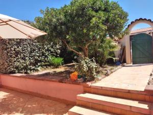 A garden outside LENTISCHIO villetta vista mare a 250 metri dalla spiaggia con ARIA CONDIZIONATA