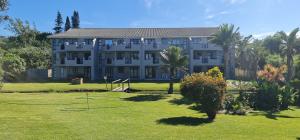 Taman di luar 8 Oceans on the Beach