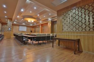 una sala de conferencias con mesa y sillas en Asia Grand Hotel en Dushanbe