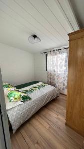 niewielka sypialnia z łóżkiem i oknem w obiekcie LA KAZ A CHOUTE w mieście Saint-Louis