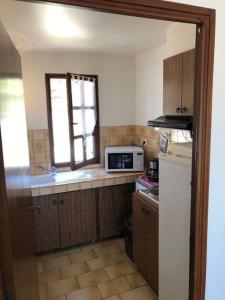 a kitchen with a sink and a microwave at Résidence Lou Cigaloun - ANA LOCATION in Gréoux-les-Bains