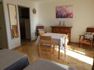 a dining room with a table and chairs in a room at Résidence Lou Cigaloun - ANA LOCATION in Gréoux-les-Bains