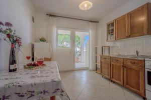 Una cocina o zona de cocina en Asta view over sea reed landscape and bay