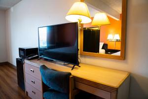 TV a/nebo společenská místnost v ubytování OYO Hotel Hermiston OR, Downtown