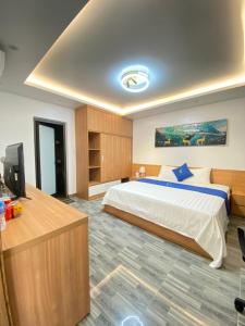 a bedroom with a bed and a television in it at An Cường Hotel in Sầm Sơn