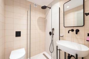 La salle de bains est pourvue d'un lavabo et d'une douche. dans l'établissement Acantha Suites, à Skala Potamias