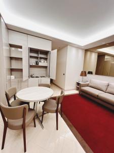 A kitchen or kitchenette at Harry's Bar Trevi Luxury Apartments - Mignanelli