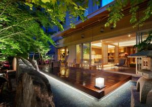 東京的住宿－東京庭之飯店，一座室内花园,花园中设有木凳,位于房子的中间