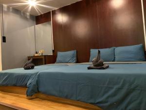 Tempat tidur dalam kamar di bamboo homestay M2 小竹林 仙本那 榻榻米独栋房源六间房间独立卫生浴 步行码头十分钟