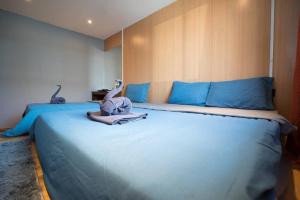 Tempat tidur dalam kamar di bamboo homestay M2 小竹林 仙本那 榻榻米独栋房源六间房间独立卫生浴 步行码头十分钟