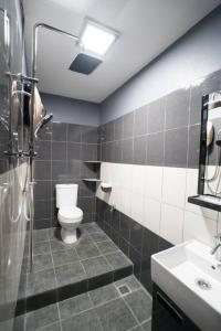 小竹林民宿 bamboo homestay 仙本那semporna 独栋房源 华语交流 步行码头10分钟 步行海鲜市场5分钟 في سيمبورنا: حمام مع مرحاض ومغسلة +42 صورة