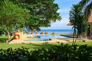 una piscina con l'oceano sullo sfondo di Heaven Beach Koh Samui a Laem Sor