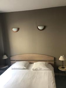 En eller flere senge i et værelse på Les Chambres des Gites des Isles