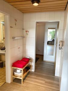 a room with a red bench in a bathroom at Ferienwohnung An der Pferdsweide in Trier